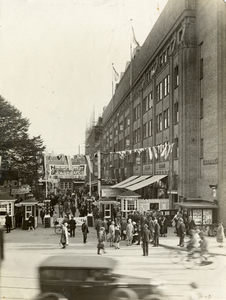 807354 Gezicht op de Jaarbeursgebouwen op het Vredenburg te Utrecht, tijdens de 21e Jaarbeurs.